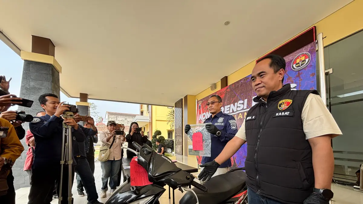 Polisi menunjukkan sepeda motor yang digadaikan MRR untuk judi.