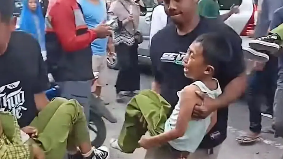 Tangisnya pecah... Seorang siswa SDN Beber, Loteng digotong warga usai diduga keracunan MBG. Puluhan teman lainnya juga dilarikan ke puskesmas pagi ini.
