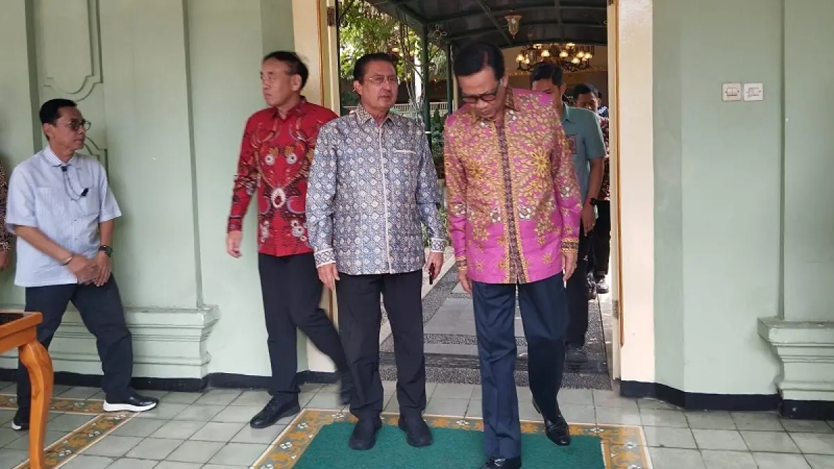 USAI BERTEMU: Gubernur DIJ HB X sedang mengantar Commissioner PT Solusi Sinergi Digital Tbk Fadel Muhammad ke depan Gedhong Wilis Kompleks Kepatihan setelah pertemuan, Jumat (11/9/2026). Cintia Yuliani/Radar Jogja