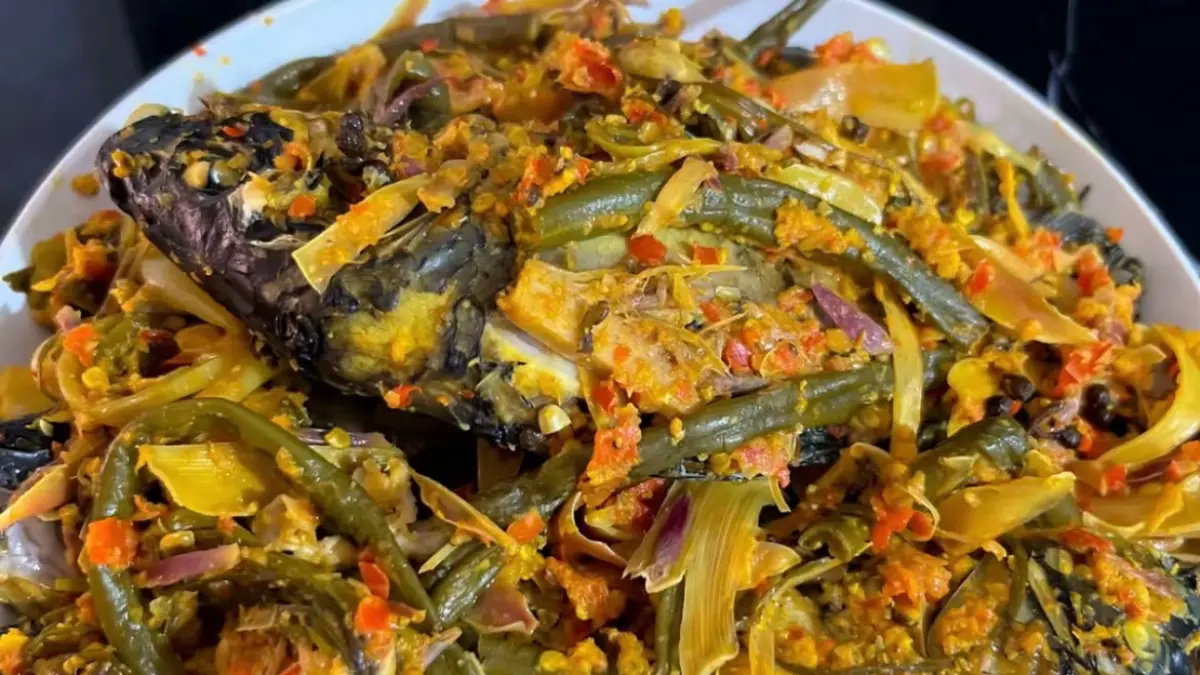 Arsik Batak, hidangan tradisional berbahan ikan yang dimasak dengan beragam rempah khas dan memiliki cita rasa gurih serta kaya aroma.

Sumber foto: https://vt.tiktok.com/ZSq5oMJS4/