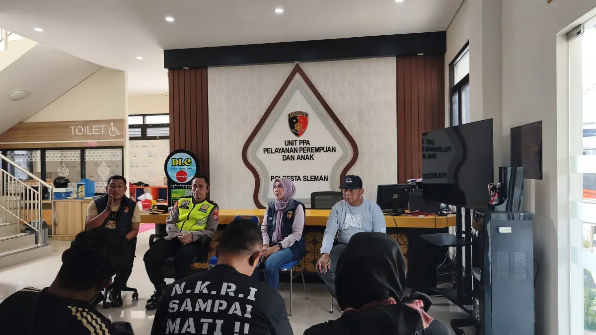 Kasat Reskrim Polresta Sleman AKP Mateus Wiwit Kustiyadi menemui pengunjuk rasa