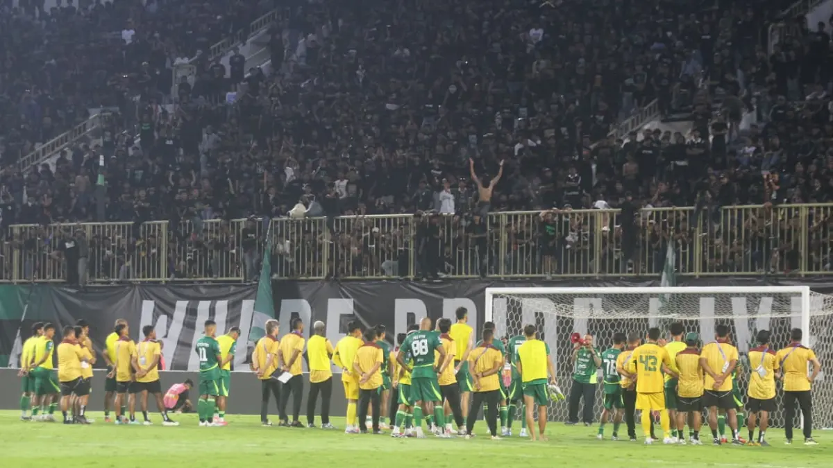 Pemain PSS Sleman mendatangi suporter yang kecewa setelah dikalahkan Madura United