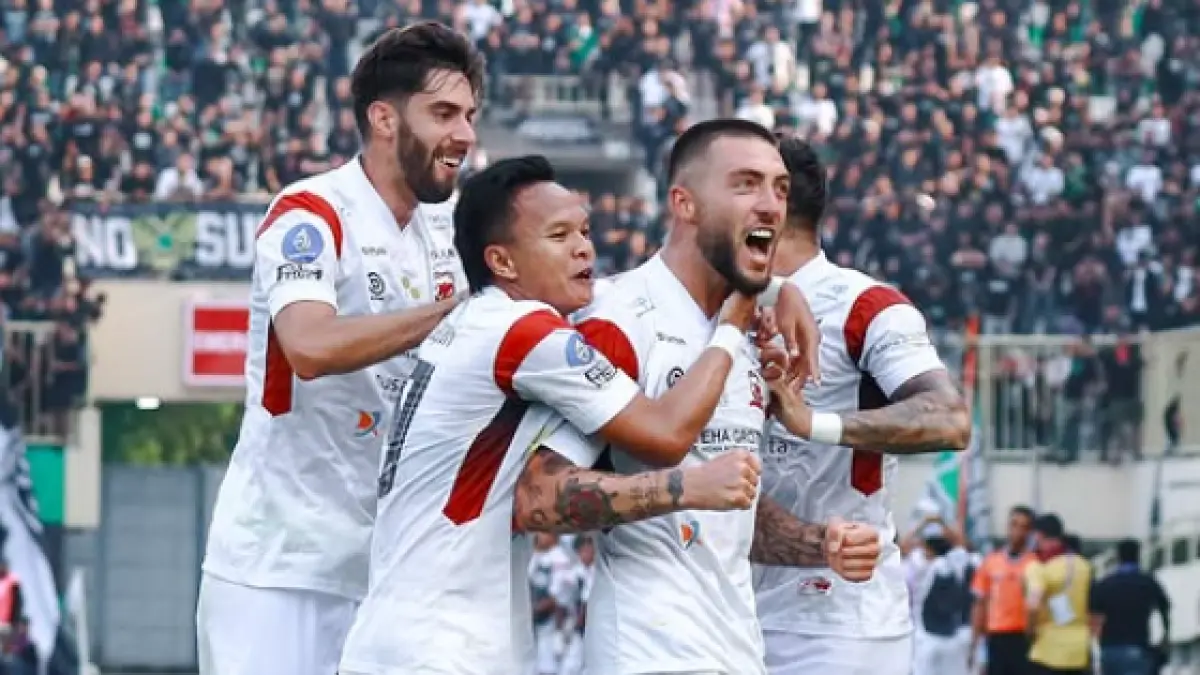 Selebrasi para pemain Madura United setelah Dimitar Mitkov mencetak keunggulan atas PSS Sleman di babak pertama.