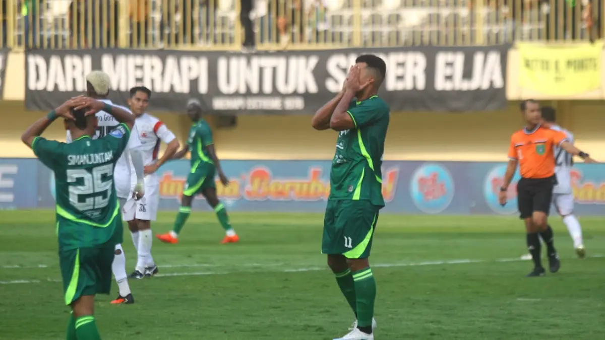 Striker PSS Sleman Gustavo Tocantins kecewa gagal membobol gawang Madura United
