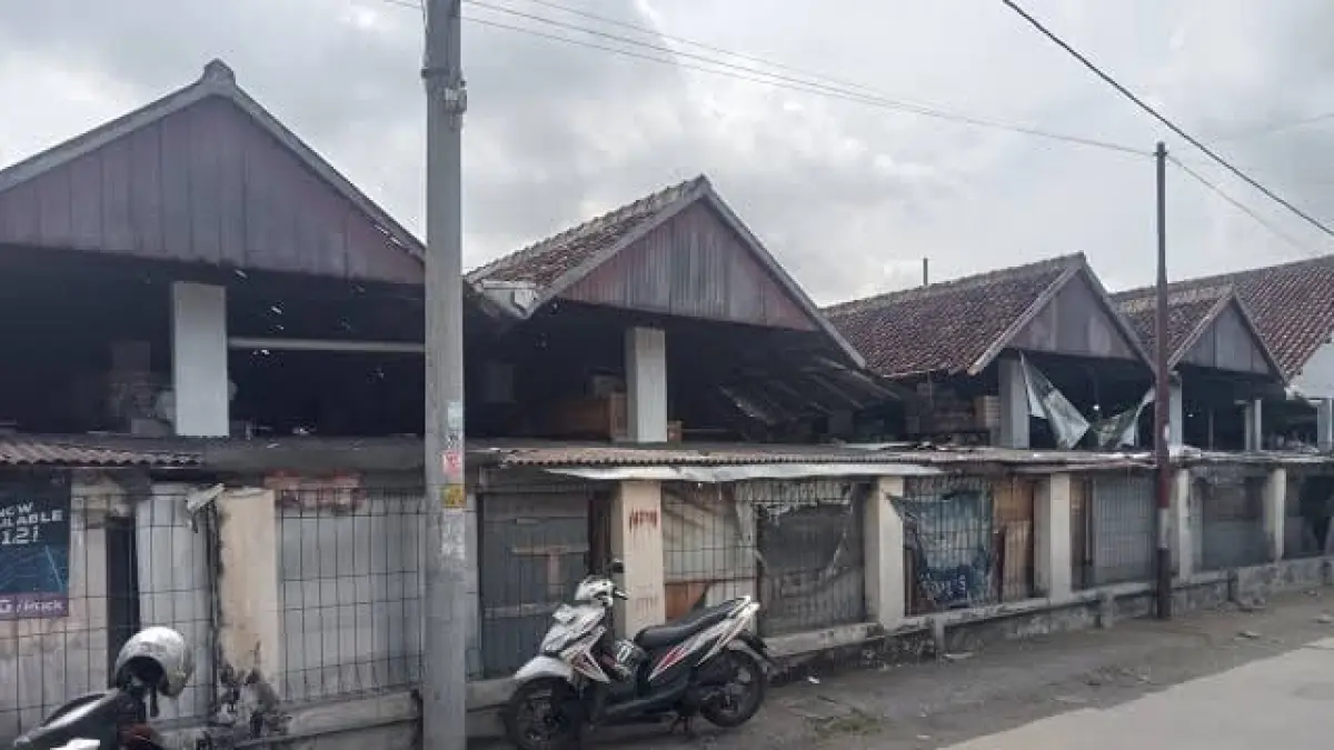 Penampakan Los Pasar Lama Ngino yang telah ditetapkan sebagai bangunan cagar budaya dengan arsitektur empat los terbuka beratapkan genteng peninggalan masa kolonial, serta suasana aktivitas jual beli di dalam pasar yang memperlihatkan interaksi masyarakat dan pedagang tradisional yang masih bertahan hingga kini.
Sumber :FB @blusuker
