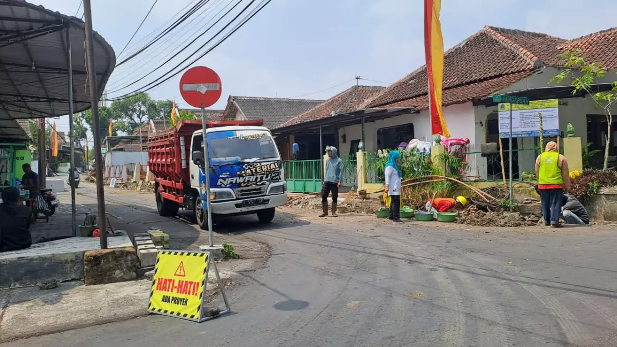 DITUTUP: Pekerjaan pembangunan drainase membuat akses Jalan Pangarsan, Wonosari, ditutup sementara. Warga yang biasa melintas harus menggunakan jalur alternatif - Dzika Fajar/Radar Jogja