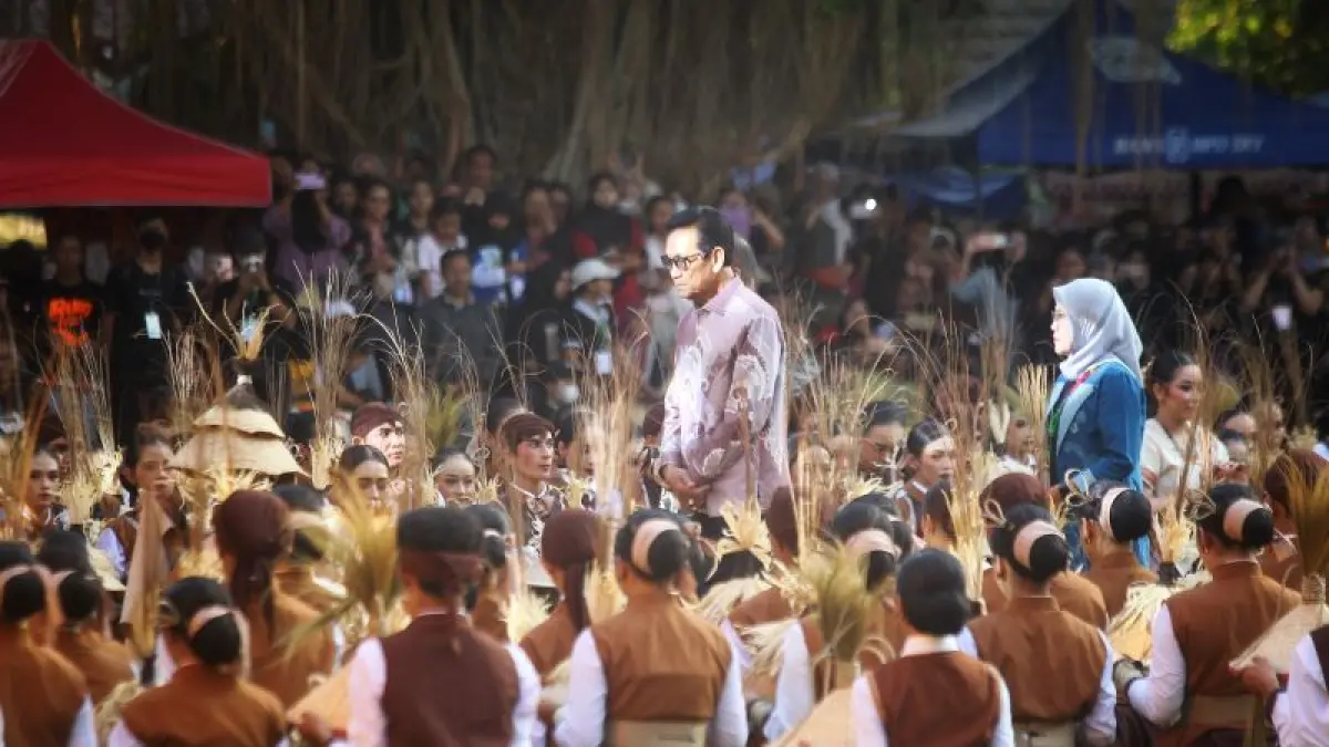 ‎Gubernur DIY Hamengku Buwono X melintas diantara penari dalam pembukaan Festival Kebudayaan Yogyakarta (FKY) 2026 yang mengusung tema “Bahasa” dan bertajuk “AKSARA” di Lapangan Beran, Sleman, Minggu (13/9). (Guntur Aga Tirtana/Radar Jogja)