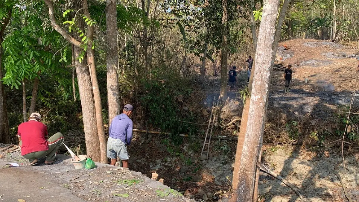 KERJA BAKTI: Warga Banyuroto dan Giripurwo membersihkan lokasi calon jembatan yang melewati Sungai Wadas. ANOM&nbsp;BAGASKORO/RADAR JOGJA