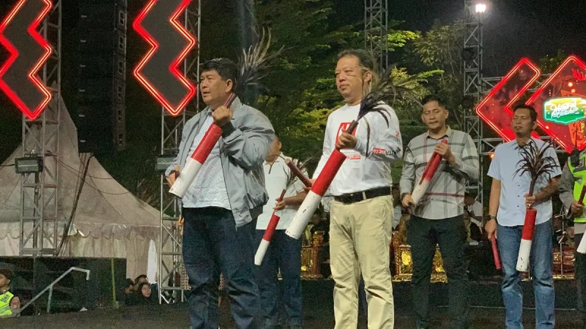 KICK OFF: Bupati Kulon Progo bersama Forkopimda mrmukul kentongan penanda peringatan Hari Jadi Kulon Progo ke 75 telah dimulai. ANOM BAGASKORO/RADAR JOGJA