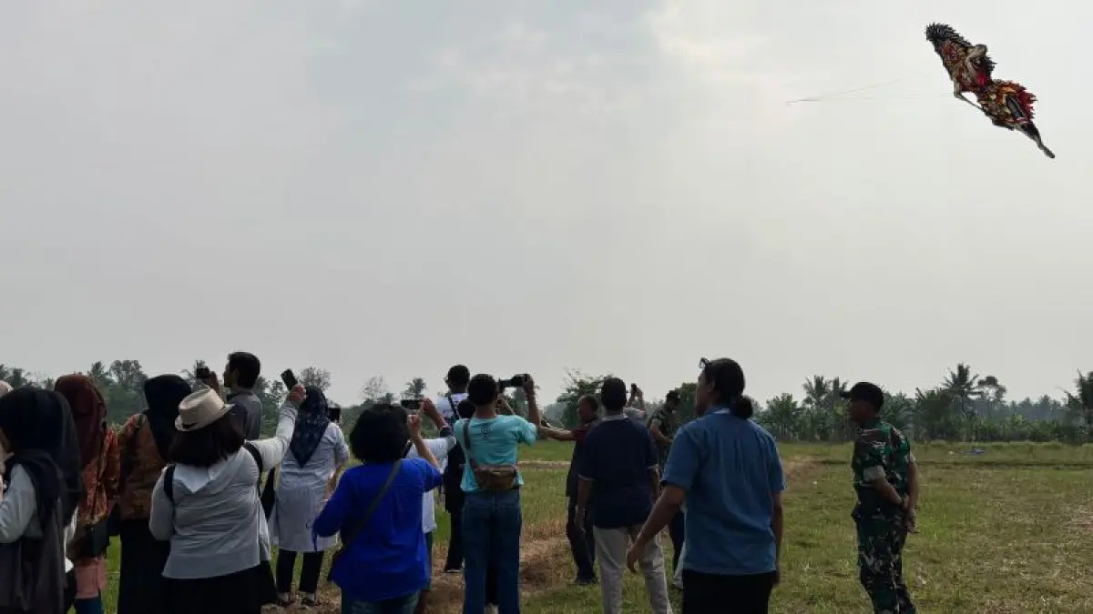 MENGUDARA: Bupati Magelang menerbangkan layang-layang sebagai pembuka festival, Sabtu (12/9). (NAILA NIHAYAH/RADAR JOGJA)