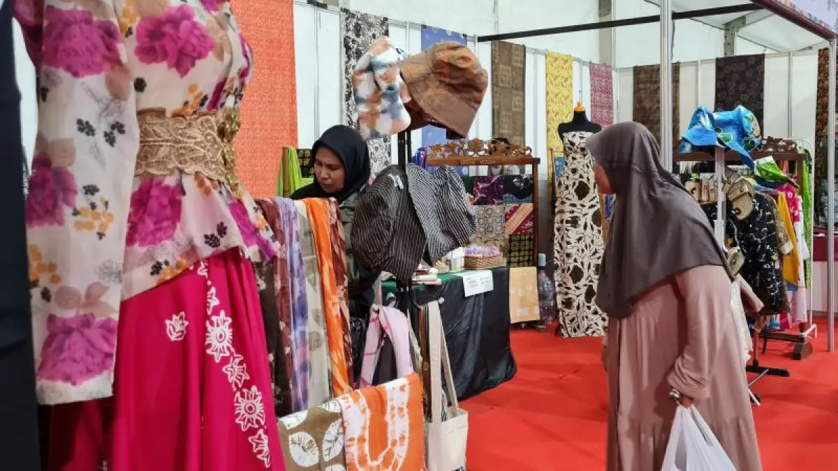 PRODUK LOKAL: Pengunjung memadati stan UMKM yang disiapkan selama Magelang Fair. (NAILA NIHAYAH/RADAR JOGJA)