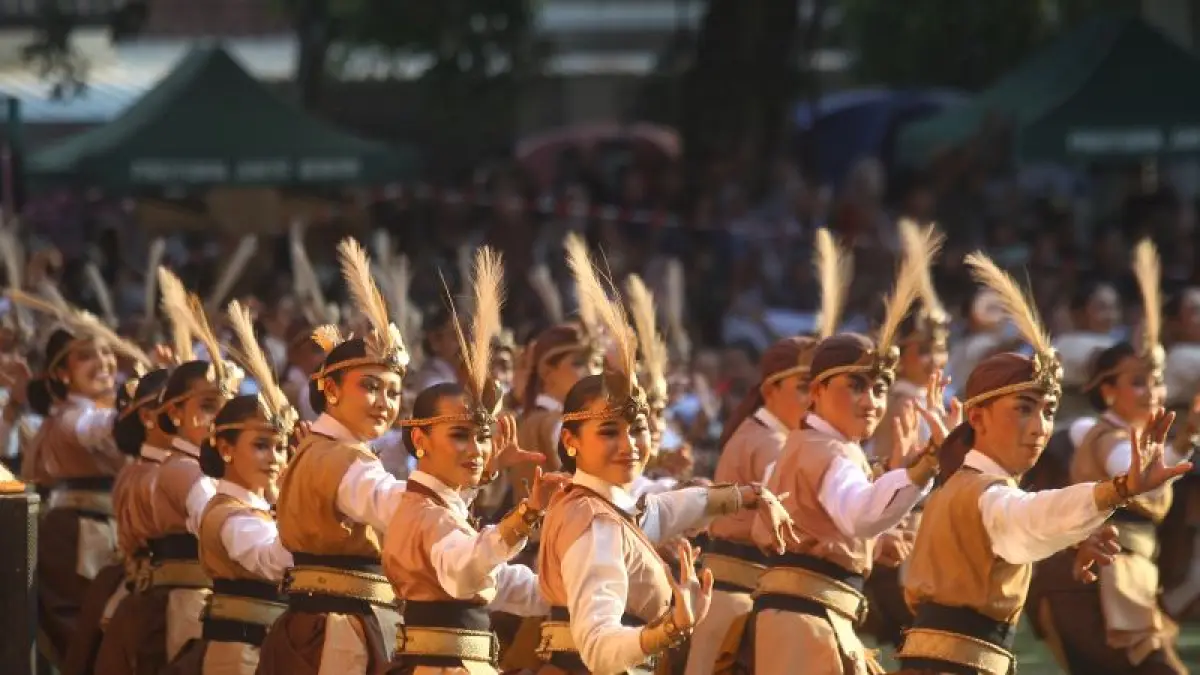 ‎Ratusan penari se-DIY tampil dalam pembukaan Festival Kebudayaan Yogyakarta (FKY) 2026 yang mengusung tema “Bahasa” dan bertajuk “AKSARA”, di Lapangan Beran, Sleman, Minggu (13/9). (Guntur Aga Tirtana/Radar Jogja)