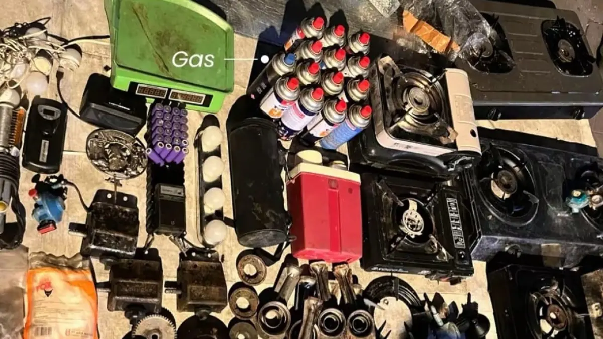 sejumlah barang dijual di pasar senthir