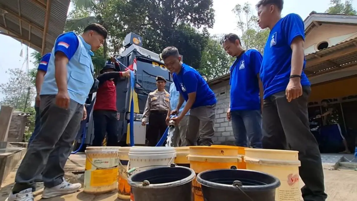 SIMBOLIS: Puluhan truk pengangkut air bersih siap didistribusikan ke empat kecamatan di Kabupaten Magelang Sabtu (12/9). (NAILA NIHAYAH/RADAR JOGJA)