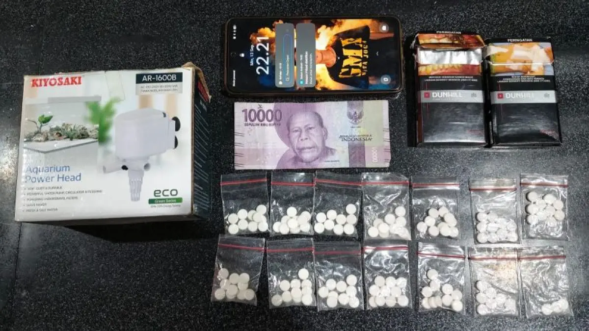 BARANG BUKTI: Sejumlah uang tunai, telepon seluler, rokok, dan pil Yarindo diamankan polisi dalam pengungkapan kasus peredaran pil sapi di Bantul. (ISTIMEWA)
