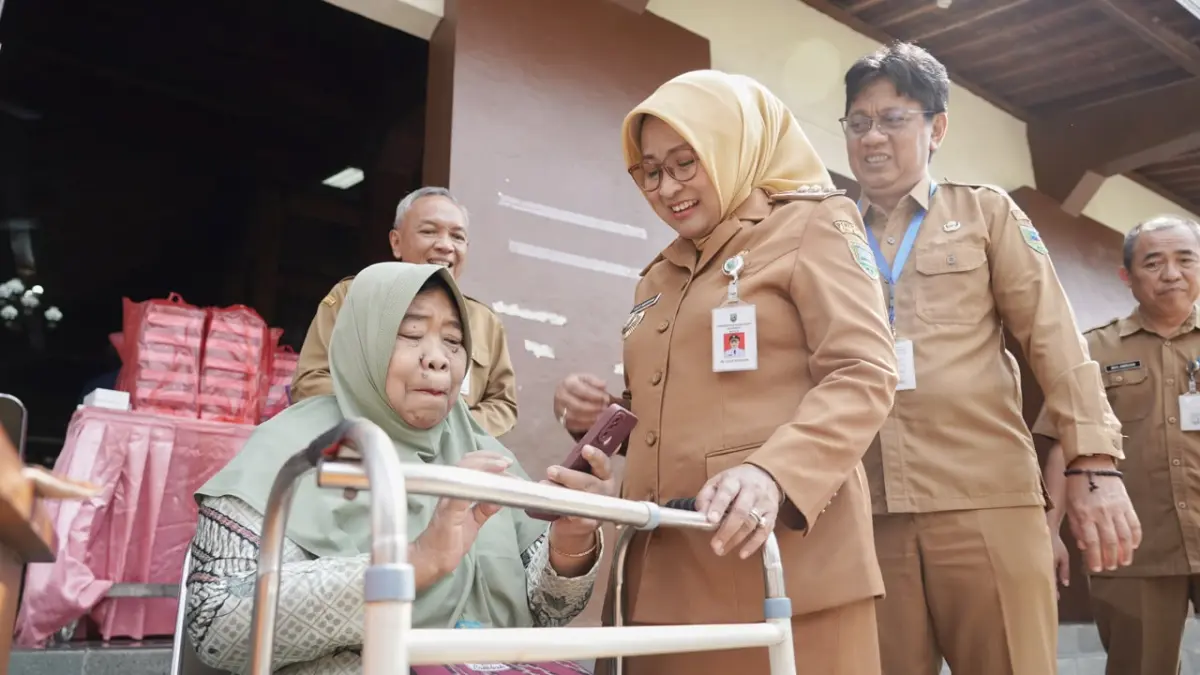 Bupati Kebumen Lilis Nuryani secara simbolis memberikan tali asih kepada ASN yang memasuki masa purna tugas. (Dokumentasi Prokopim Kebumen)