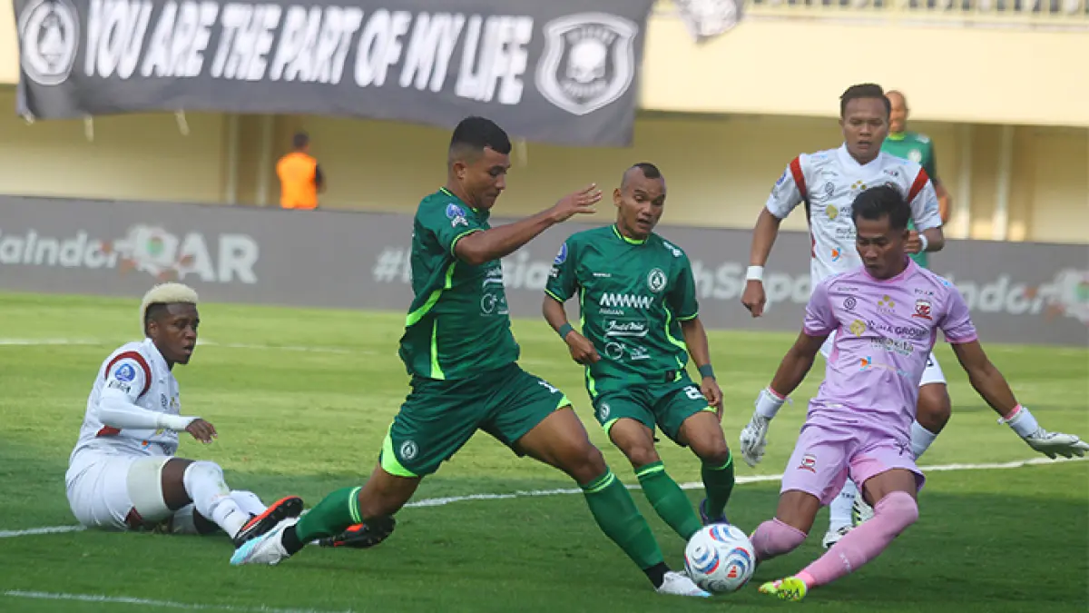 CARI PINALTI: Striker PSS Sleman Gustavo Tocantins berupaya mengecoh kiper Madura United Angga Saputro. (Guntur Aga Tirtana/Radar Jogja)