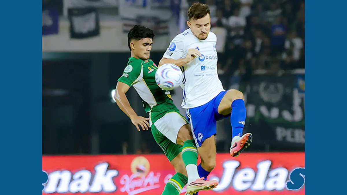 DENGAN 10 PEMAIN: Pemain PSIM Jop van der Avert  Jogja saat berebut bola dengan pemain Persebaya Ramadhan Sananta di GBT, Minggu (13/9/2026).