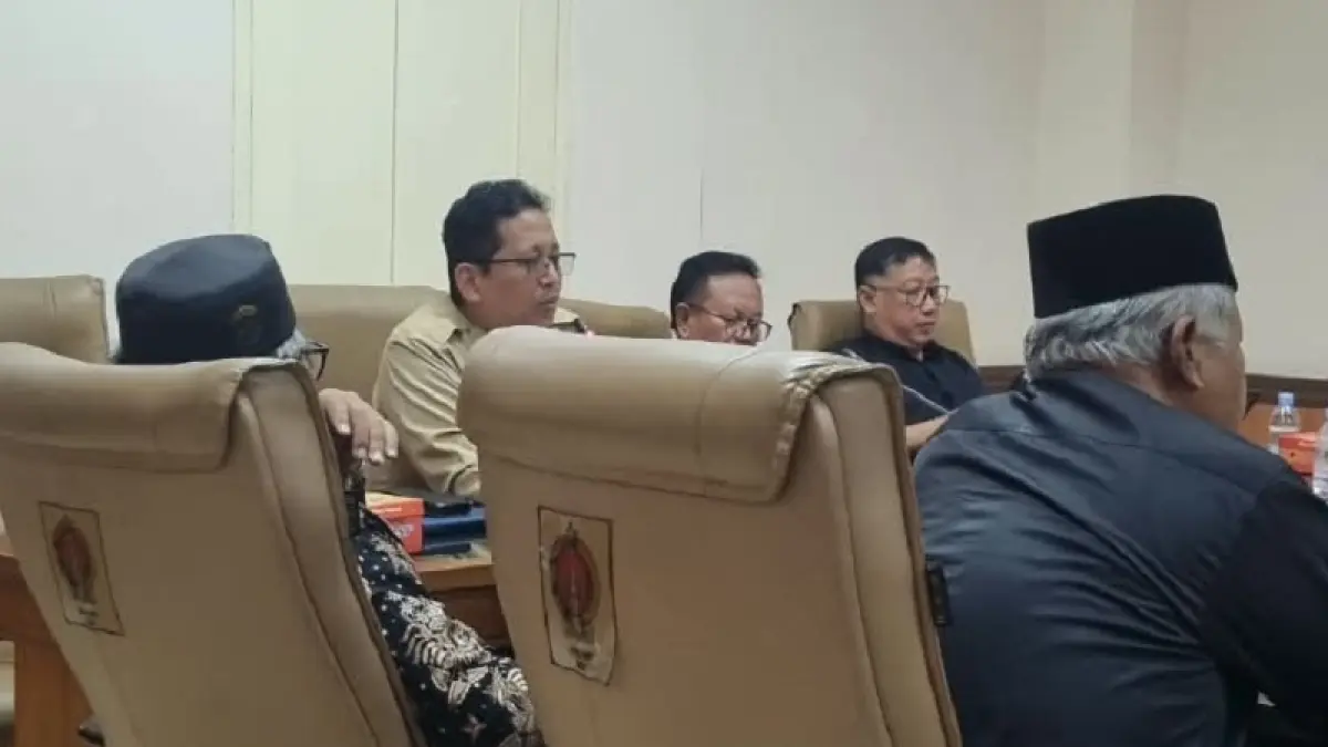 DISKUSI TERBUKA: Ketua DPRD DIY Nuryadi (tengah) didampingi Paniradya Pati Kaistimewan Kurniawan (kiri) dan Anggota DPRD DIY Yan Kurnia Kustanto menerima Komunitas SWY di gedung dewan, Senin (14/9/2026).