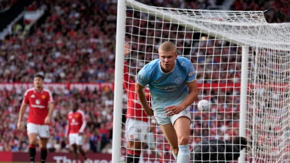 Erling Haaland mencetak gol ke gawang Manchester United