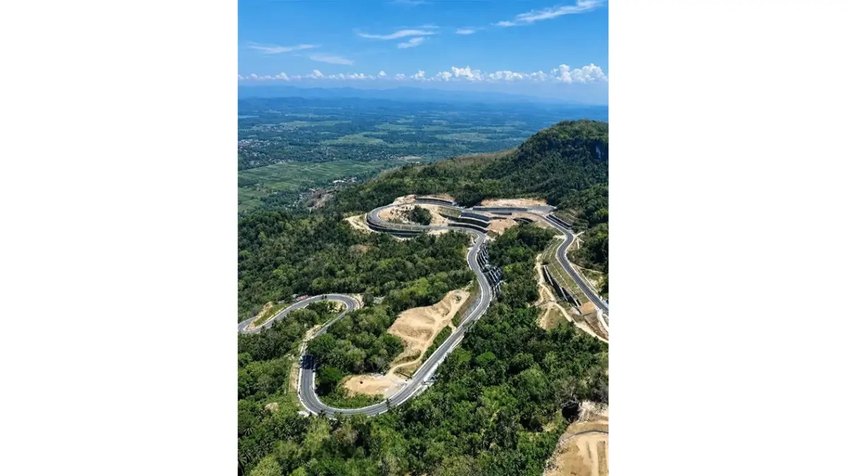 Jalur Jalan Lintas Selatan (JJLS) Kelok 23 yang menghubungan wilayah Kabupaten Bantul dan Gunungkidul. (Sumber: Instagram @wigalan9)