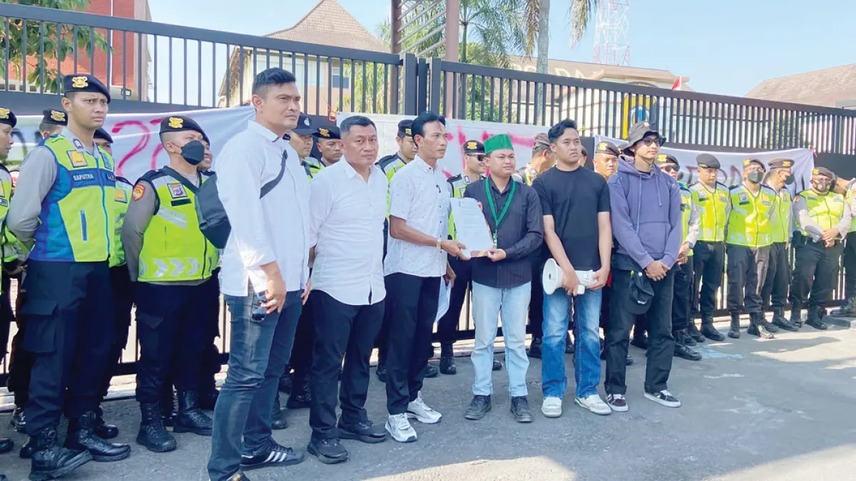 KAWAL: HMI Cabang Jogja saat menggelar aksi damai di depan Mapolda DIJ, Ring Road Utara, Condongcatur, Depok, Sleman, Senin (14/9). Cintia Yuliani/Radar Jogja