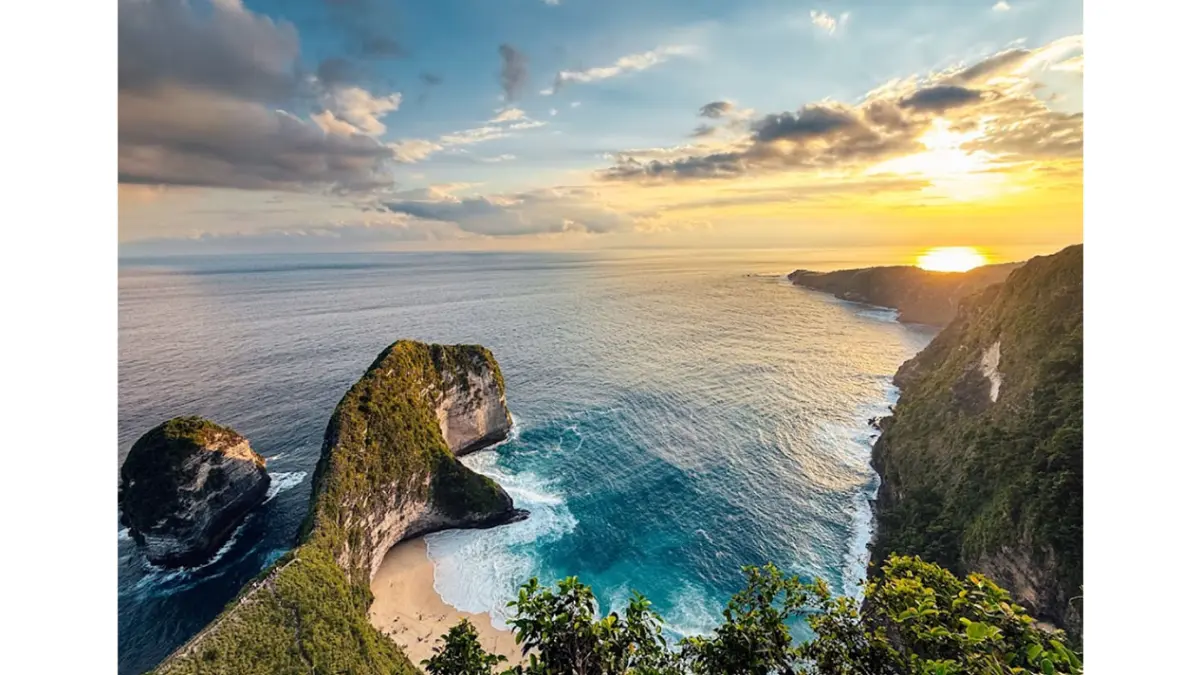 Keindahan Pantai Nusa Penida Bali, di balik tebing yang curam. (Google Earth)