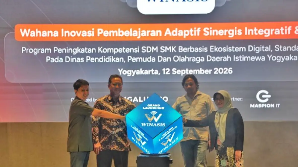 Kompetensi: Kepala Dinas Dikpora DIY R. Suci Rohmadi (dua dari kiri) dan Kabid Pembinaan SMK Dinas Dikpora DIY Wiwik Indriyani (kanan) bersama mitra saat peluncuran WINASIS dan  Kick Off  JHIC 2026 di Performance Hall UNY pada Sabtu (12/9). (ISTIMEWA)