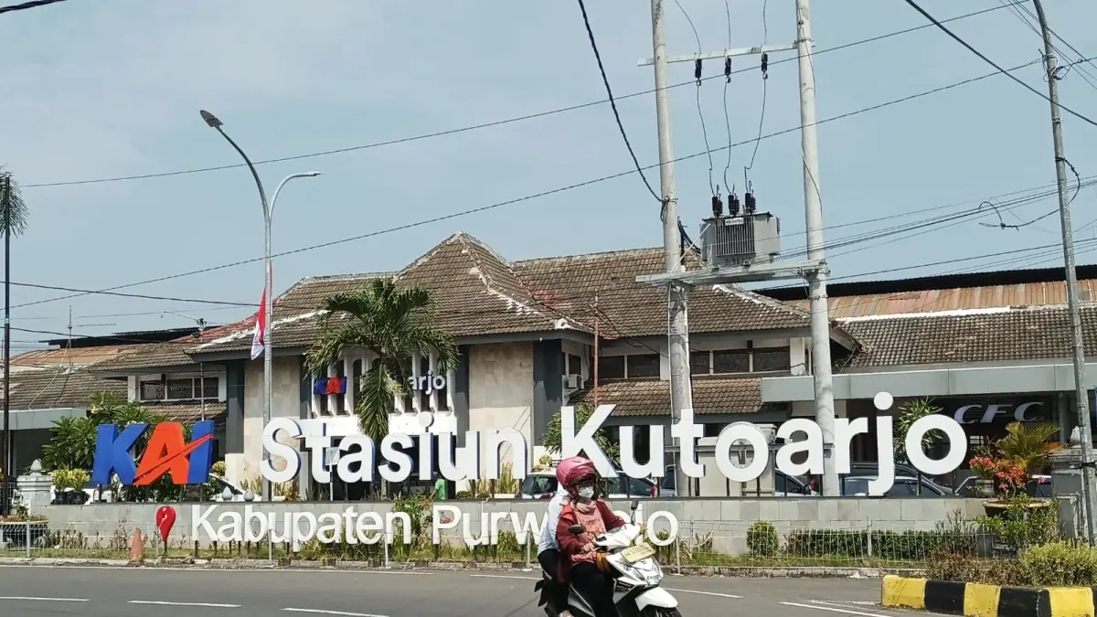 Penumpang kereta api yang baru saja menyelesaikan perjalanan tiba di Stasiun Kutoarjo. (M Hafied/Radar Jogja)