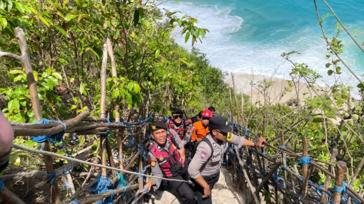 Proses evakuasi turis Australia yang tergelincir dari tebing Pantai Nusa Penida Bali. (DOKUMEN ISTIMEWA)