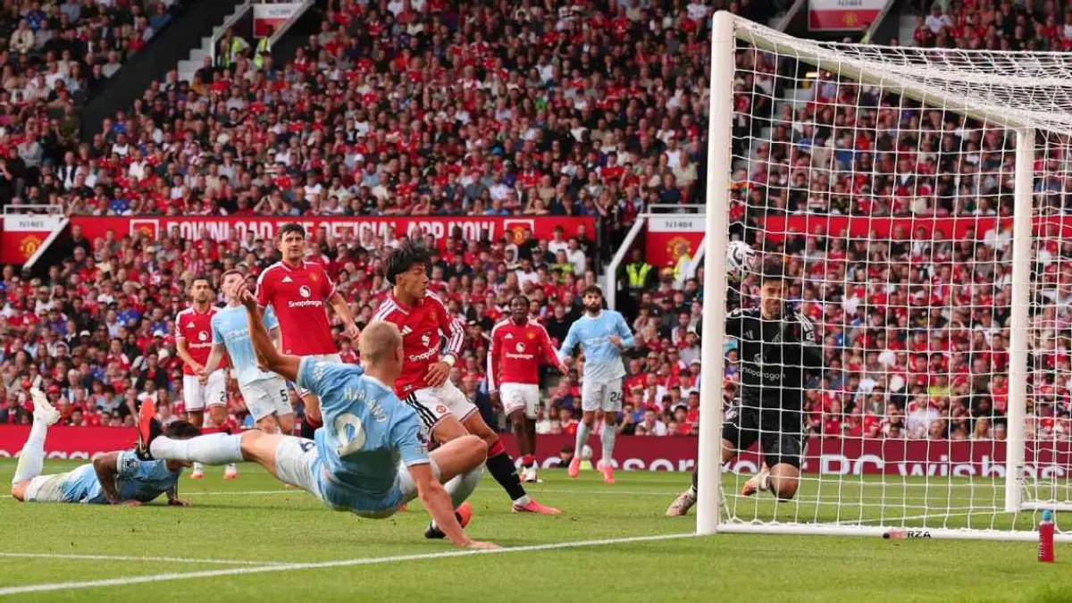 Proses terjadinya gol kontroversi Erling Haaland dalam kemenangan 0-1 Manchester City atas Manchester United dalam derbi Manchester di Old Trafford, Minggu (13/9) malam.