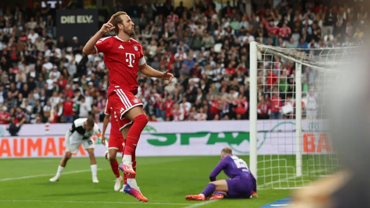 Selebrasi Harry Kane setelah mencetak gol kemenangan Bayern Munich atas Elversberg.