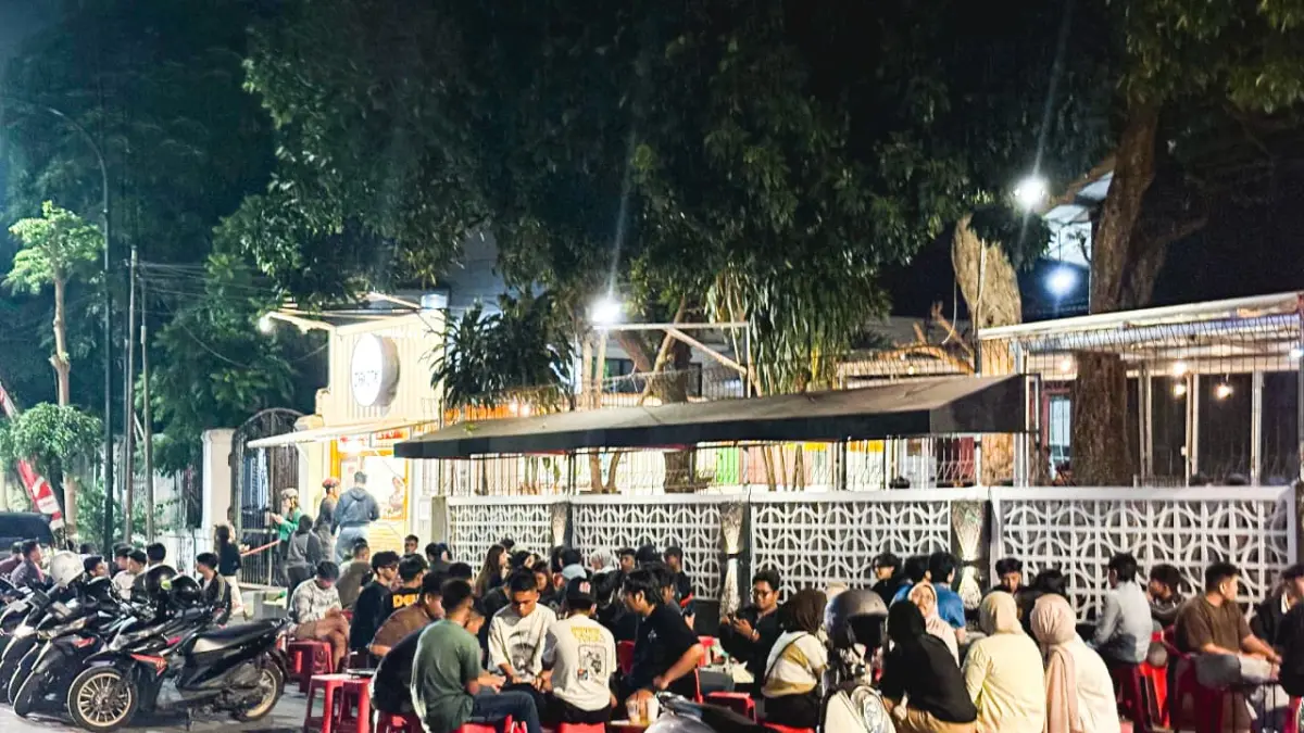 Suasana malam di Kotabaru Yogyakarta yang selalu ramai, terlihat anak muda menghabiskan waktu dengan nongkrong dan menikmati kopi bersama teman