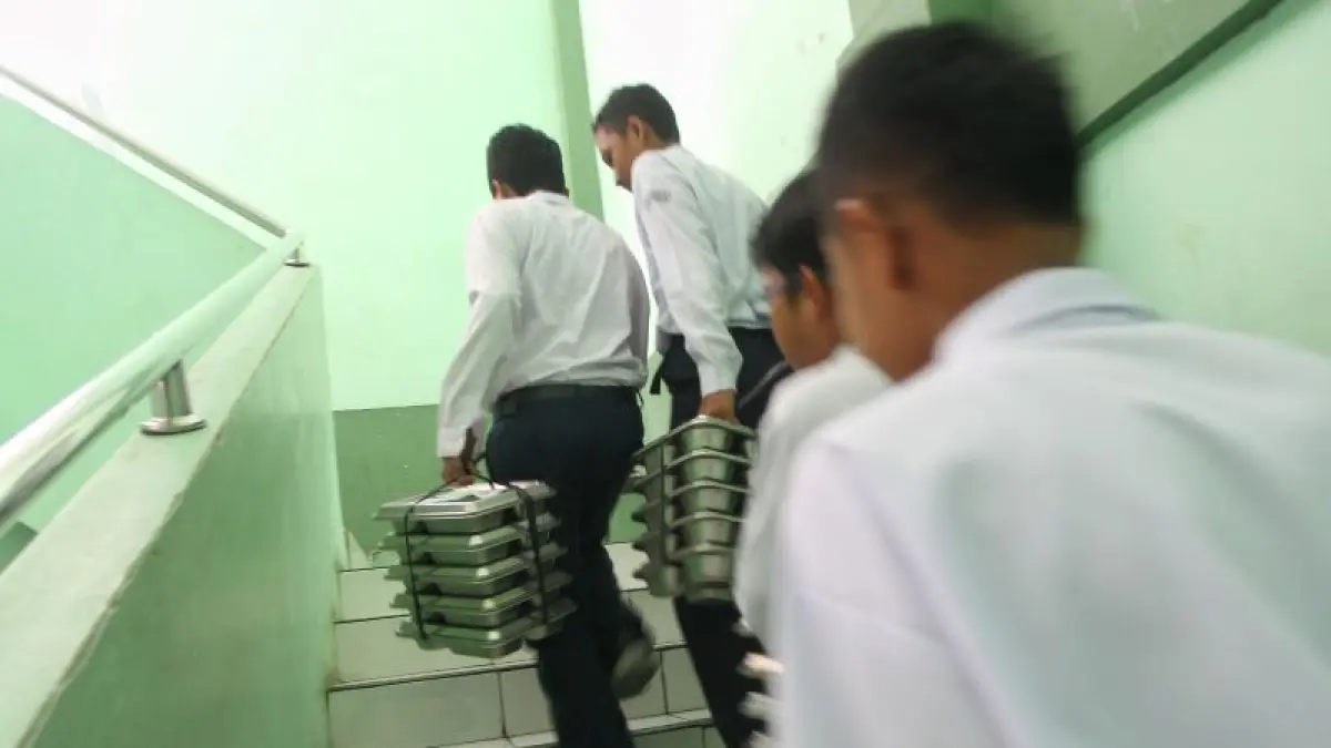 TANGGUNGAN BGN: Siswa saat menerima program Makan Bergizi Gratis (MBG). Korban keracunan MBG yang ada di Sleman dipastikan biaya pengobatannya ditanggung oleh BGN lewat reimburse. (GUNTUR AGA TIRTANA/RADAR JOGJA)