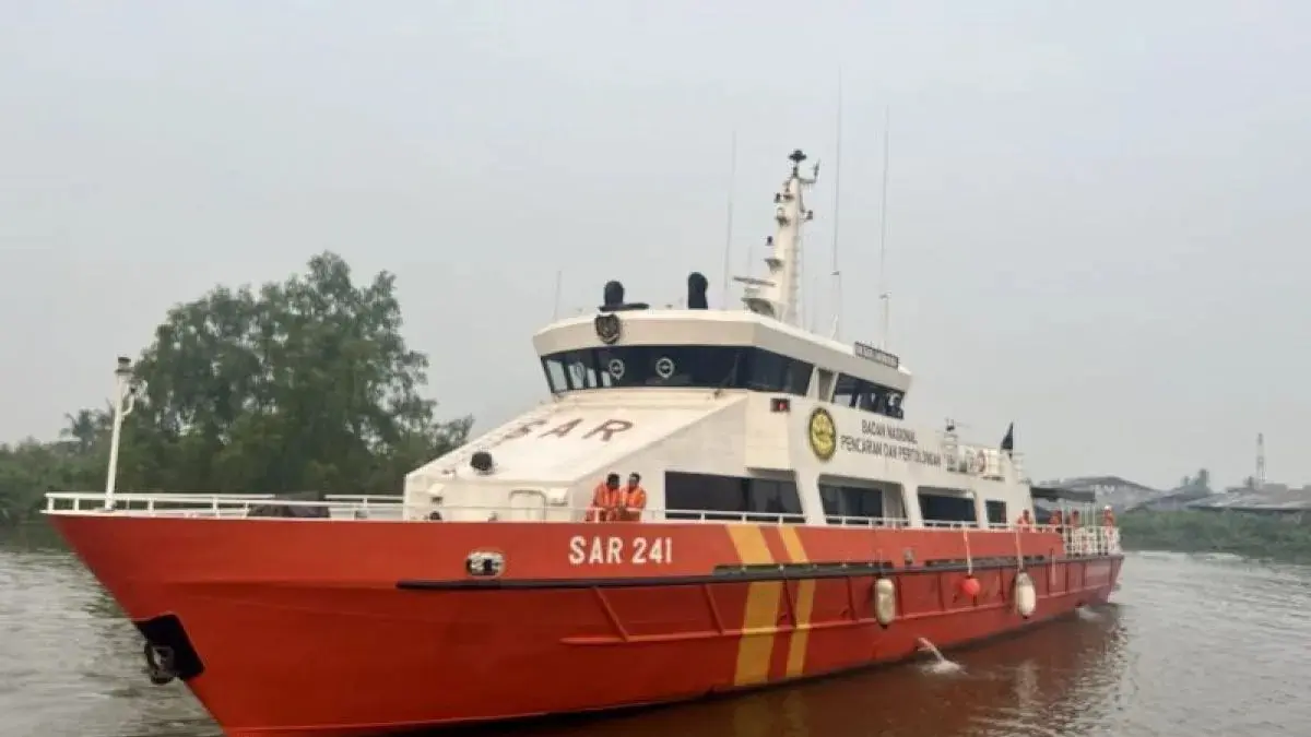 Tim SAR gabungan melakukan pencarian dan evakuasi korban KM Virgo Transport 8 yang terbalik di perairan Laut Jawa. (Sumber foto: Basarnas/ANTARA)