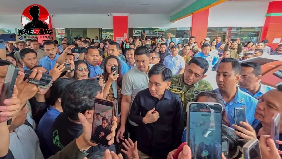 Wakil Presiden Gibran Rakabuming Raka bersama Gubernur Sumatera Utara Bobby Nasution meninjau siswa yang diduga mengalami keracunan setelah mengonsumsi MBG di Kabupaten Karo. Sumber foto: https://vt.tiktok.com/ZSqx6hvRV/