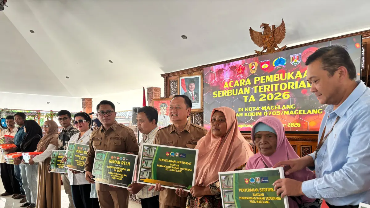 Warga menerima sembako hingga banguan RTLH dalam Serbuan Teritorial TNI di Pendopo Pengabdian, Senin (14/9).
