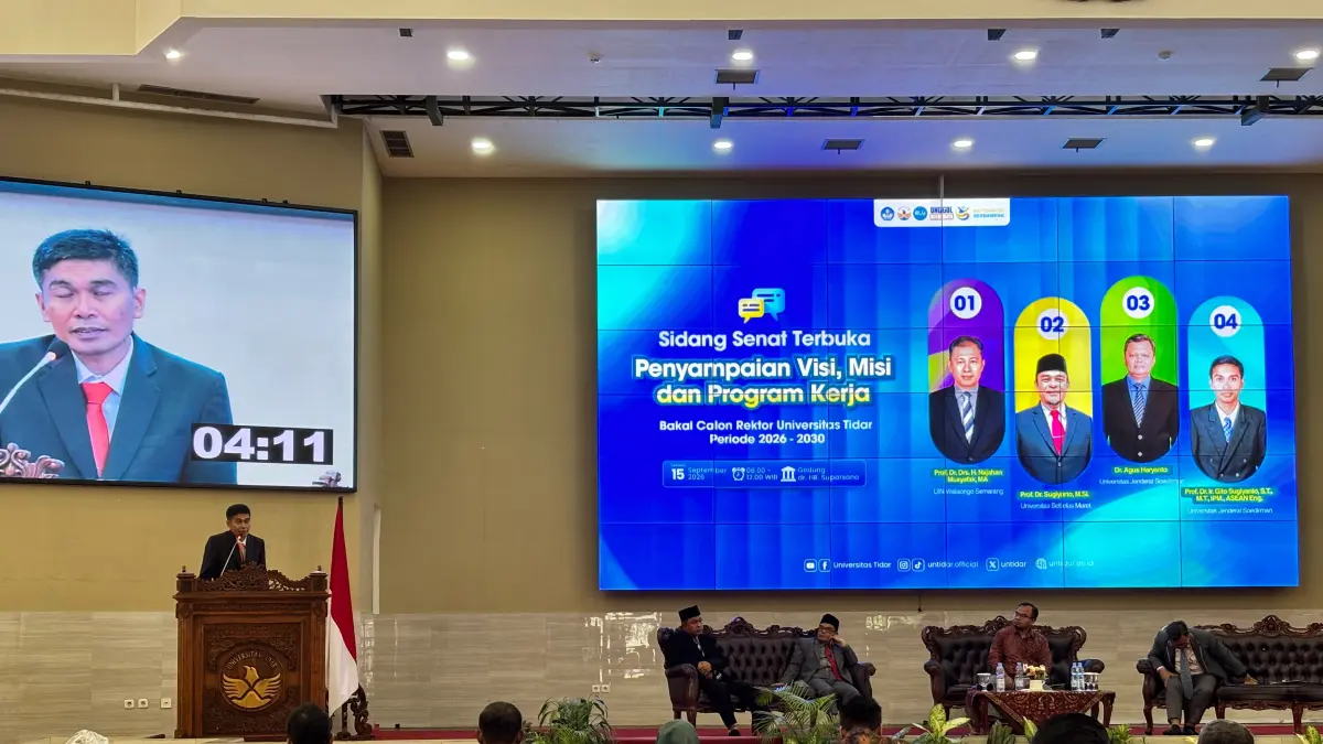 Bakal calon rektor, Prof Gito Sugiyanto saat menyampaikan visi-misi di GKU dr HR Suparsono, Selasa (15/9).