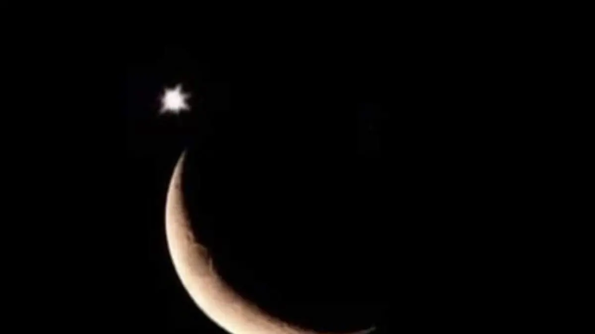 Bulan sabit tampak berdekatan dengan Planet Venus di langit malam pada 14 September 2026