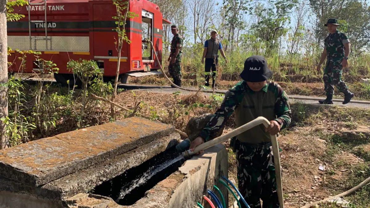 DISTRIBUSI: Personel Kodim 0731 Kulon Progo salurkan bantuan air bersih di Kalurahan Sidomulyo. (ANOM BAGASKORO/RADAR JOGJA)