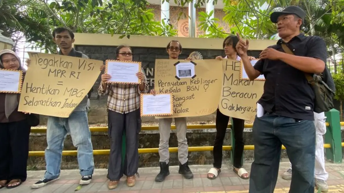 GERAM: Beberapa aktivis sedang melakukan aksi agar program MBG dihentikan di depan Kantor DPD RI DIY Selasa (15/9). (CINTIA YULIANI/RADAR JOGJA)