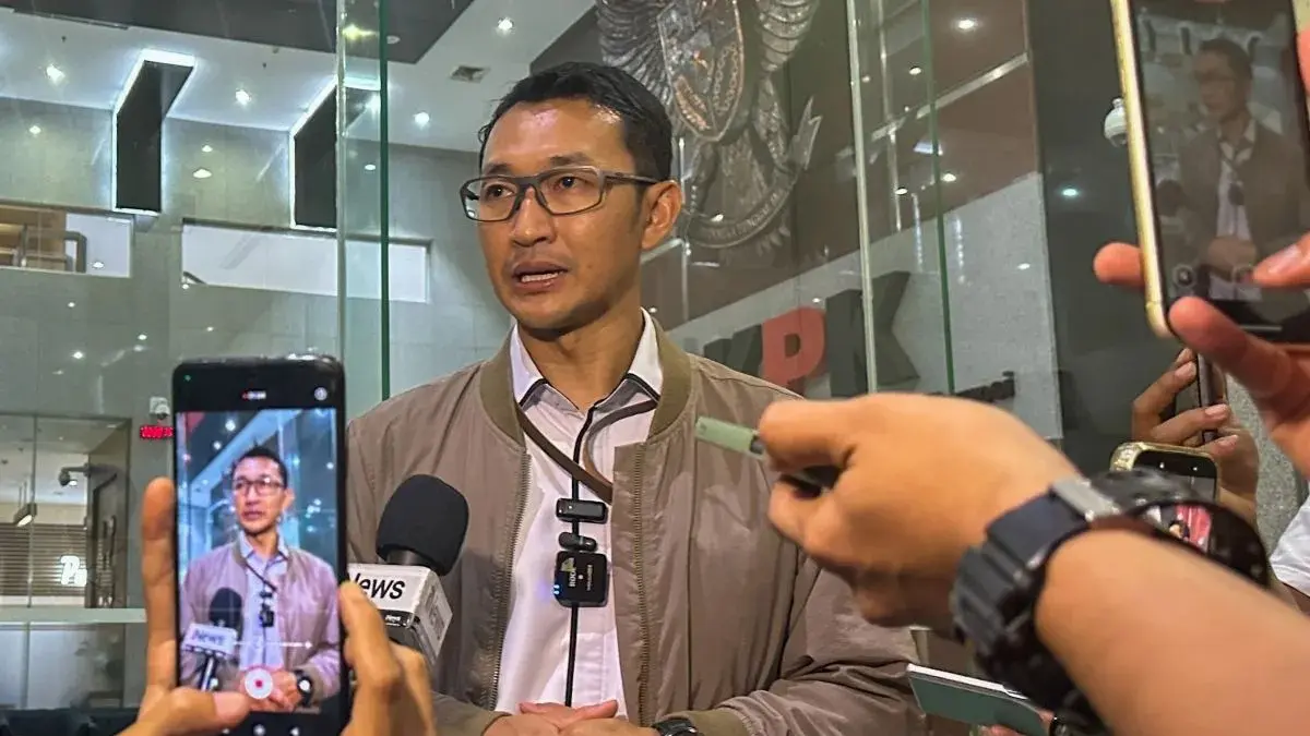 Juru Bicara KPK Budi Prasetyo memberikan keterangan terkait operasi tangkap tangan yang berkaitan dengan dugaan pengurusan HGB di Kabupaten Bogor. Dalam operasi tersebut, KPK mengamankan 17 orang dan menyita uang tunai dalam jumlah ratusan miliar rupiah. (Sumber foto : ANTARA/Rio Feisal)