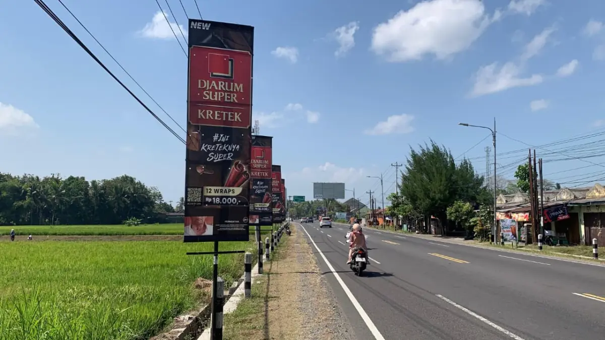 ILEGAL: Reklame rokok yang terpasang di Jalan Nasional Wates-Jogja dengan tempelan stiker Pemkab Wonogiri yang kini telah dicopot pemasangannya. (ANOM BAGASKORO/RADAR JOGJA)