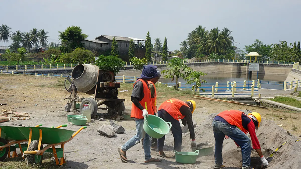 ON SCHEDULE: Pekerja proyek di Embung Bimomartani, Ngaglik, Sleman. SETWAN DPRD DIY