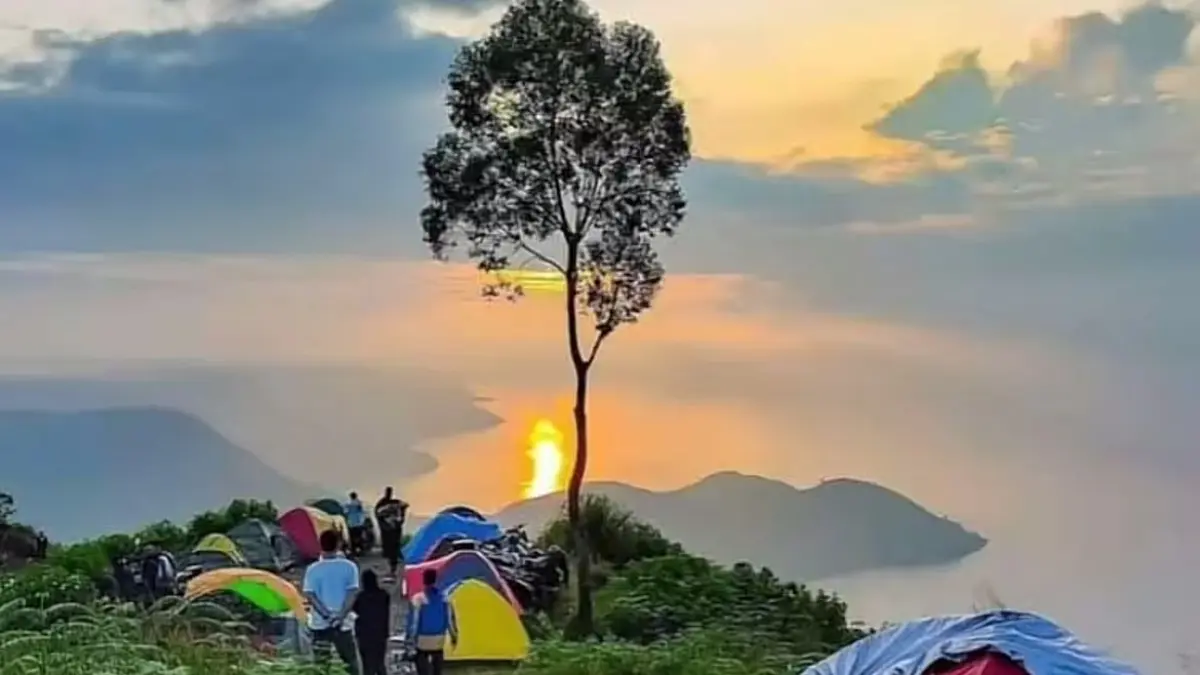 Panorama Bukit Gajah Bobok di Kabupaten Karo dengan latar hamparan Danau Toba dari ketinggian. Sumber foto : https://vt.tiktok.com/ZSqXLdW7G/