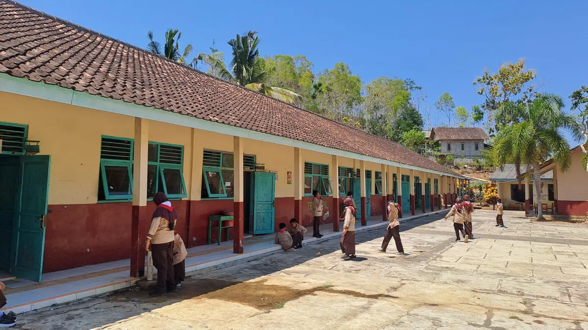 SDN Puleireng, Sidoharjo, Tepus, yang memiliki bangunan cukup luas meski kini hanya dihuni 24 murid.