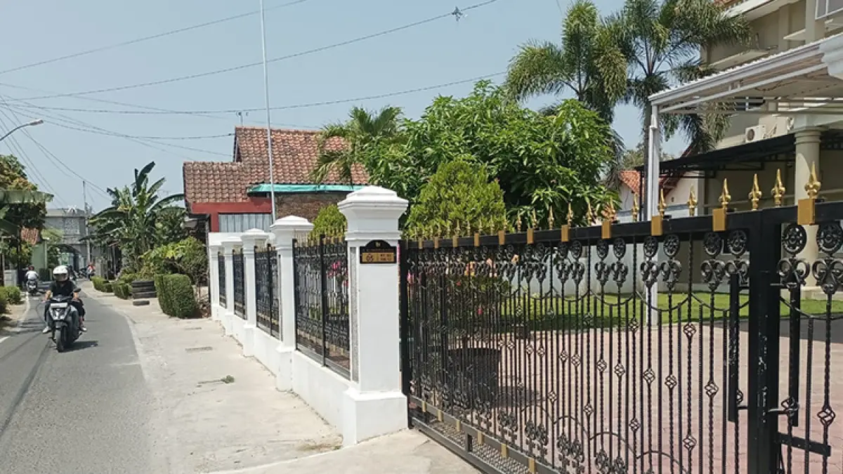 SEPI: Kediaman mantan Bupati Kebumen Arif Sugiyanto di Kelurahan Panjer tampak sepi, Selasa (15/9). Pintu dan pagar rumah tertutup rapat. (Foto: M. Hafied/Radar Jogja)