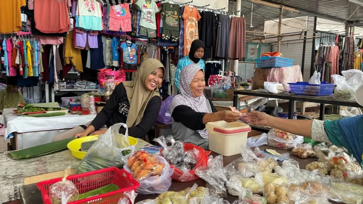 TRANSAKSI: Pedagang di Pasar Bantul saat melayani pembeli yang berbelanja di lapak mereka. (ARIS ROMADHON/RADAR JOGJA)