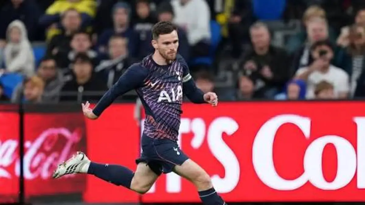 Andy Robertson saat membela Tottenham menghadapi Liverpool di Anfield dalam babak ketiga EFL Cup