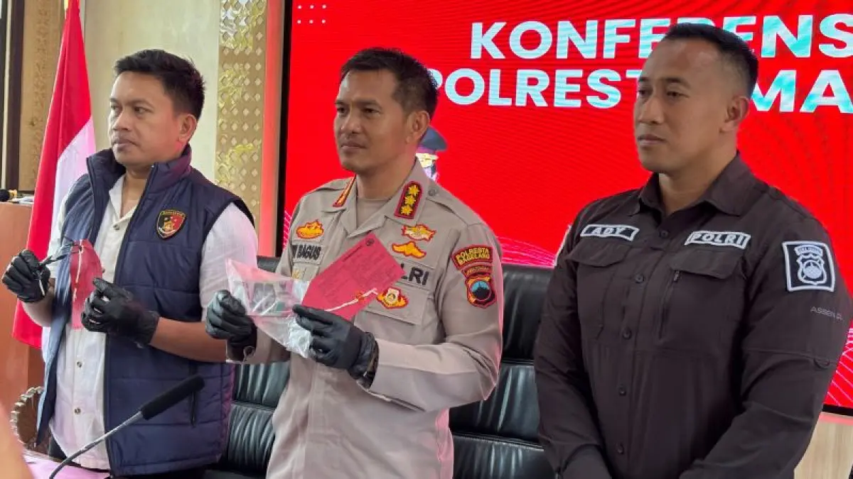 DISITA: Kapolresta Magelang (tengah) saat menunjukkan barang bukti berupa sisa uang hasil curian di SPBU Sidodadi Prima, Salaman. (NAILA&nbsp;NIHAYAH/RADAR JOGJA)